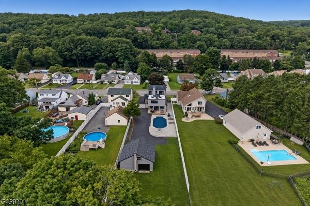 1074 Colfax Ave, Pompton Lakes Boro, NJ 07442