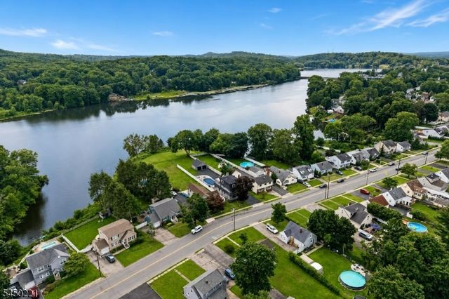 1074 Colfax Ave, Pompton Lakes Boro, NJ 07442