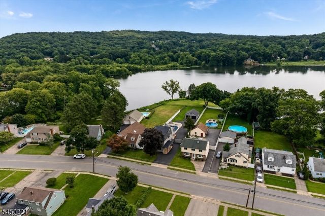 1074 Colfax Ave, Pompton Lakes Boro, NJ 07442