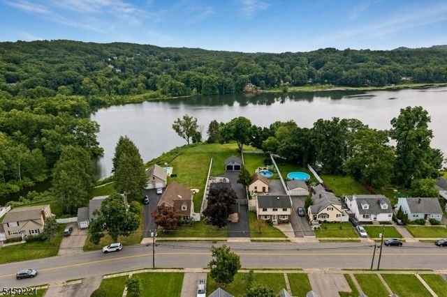 1074 Colfax Ave, Pompton Lakes Boro, NJ 07442
