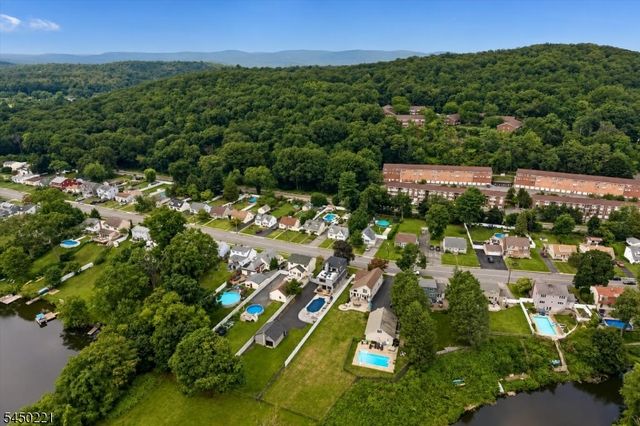 1074 Colfax Ave, Pompton Lakes Boro, NJ 07442