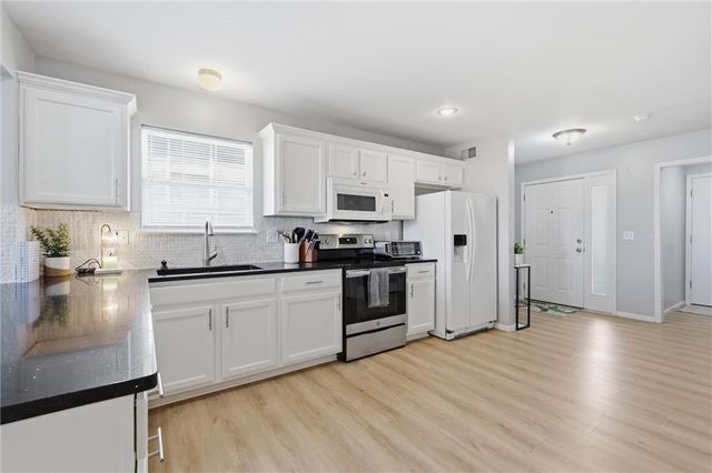 2140 SW Gooseberry Lane, Lee's Summit, MO 64082