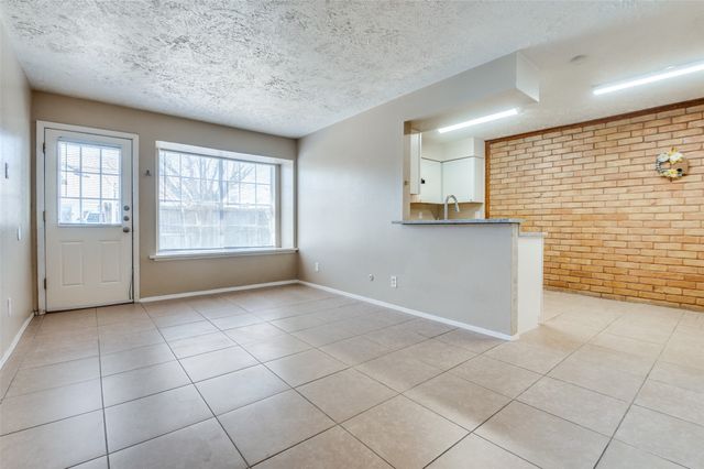 6 W Mountain Creek Drive 29, Grand Prairie, TX 75052