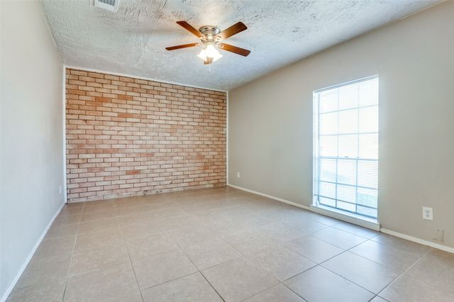 6 W Mountain Creek Drive 29, Grand Prairie, TX 75052