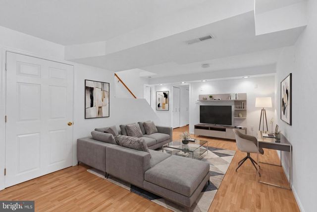 6458 WOODMERE PL, Centreville, VA 20120
