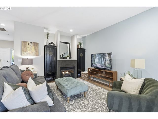 20275 HOODVIEW Ave, West Linn, OR 97068