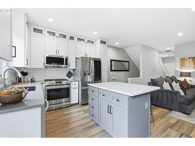 20275 HOODVIEW Ave, West Linn, OR 97068