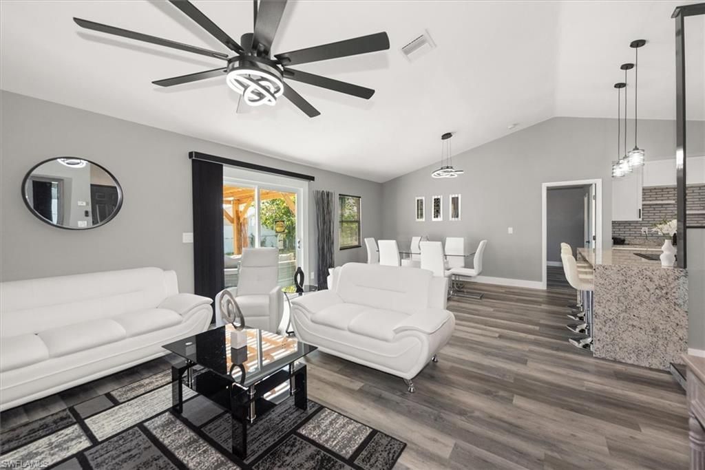 Image 7 of property listing at 2821 NE 4th PL, Cape Coral, FL 33909