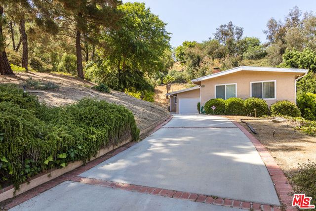 22297 Buena Ventura Street, Woodland Hills, CA 91364