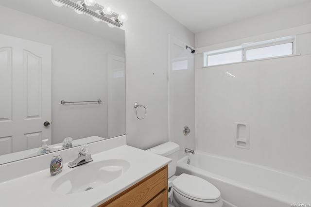1559 Golden Sage Dr, Seguin, TX 78155