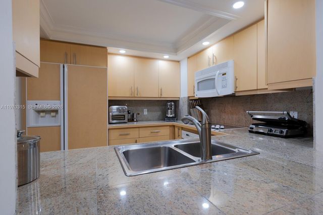 2901 S Bayshore Dr 2H, Miami, FL 33133