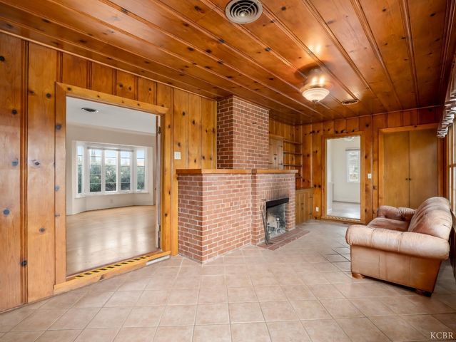 403 W Grangeville Boulevard, Hanford, CA 93230