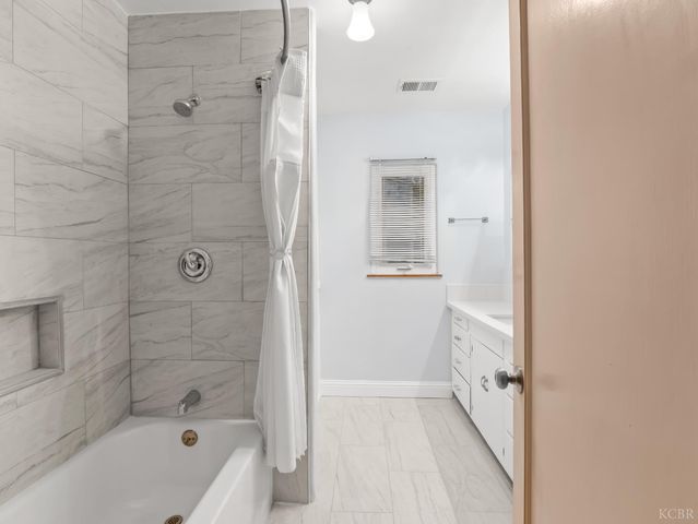 403 W Grangeville Boulevard, Hanford, CA 93230