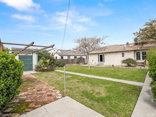 403 W Grangeville Boulevard, Hanford, CA 93230