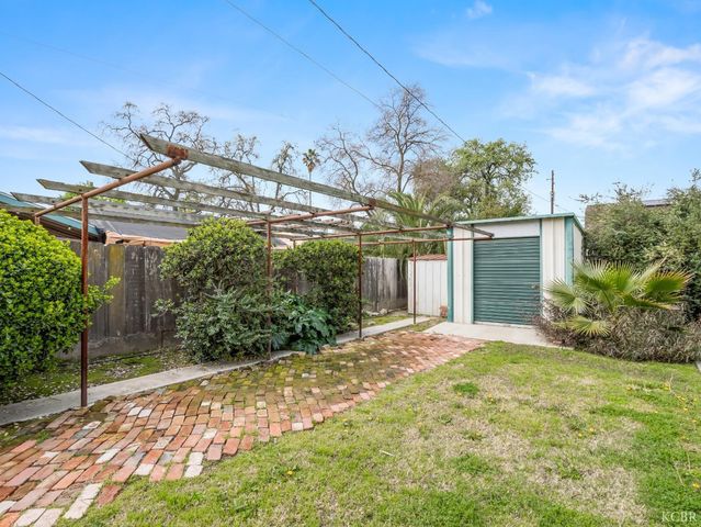 403 W Grangeville Boulevard, Hanford, CA 93230