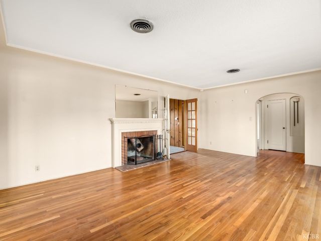 403 W Grangeville Boulevard, Hanford, CA 93230