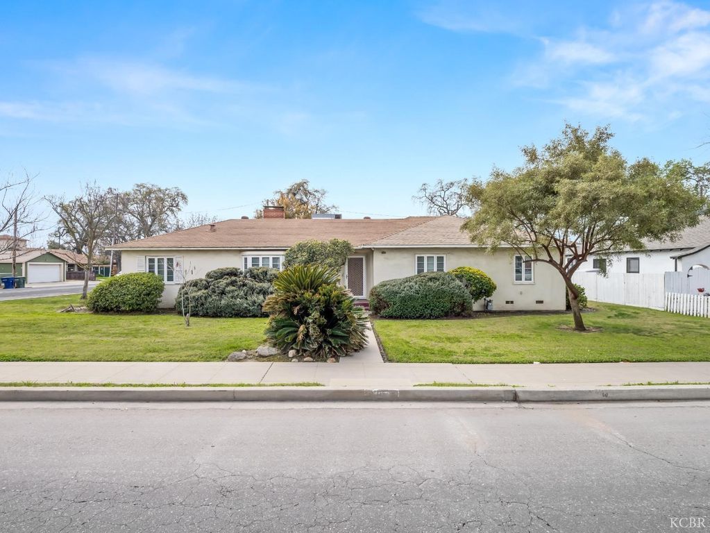 403 W Grangeville Boulevard, Hanford, CA 93230