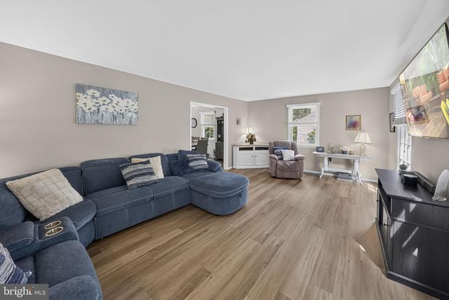 11 RIVERVIEW DR, Ewing, NJ 08628