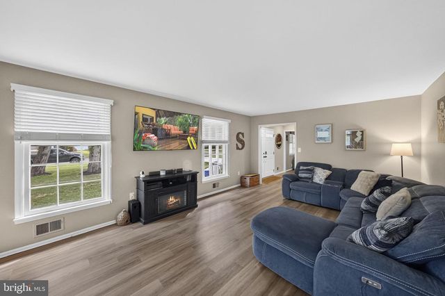 11 RIVERVIEW DR, Ewing, NJ 08628