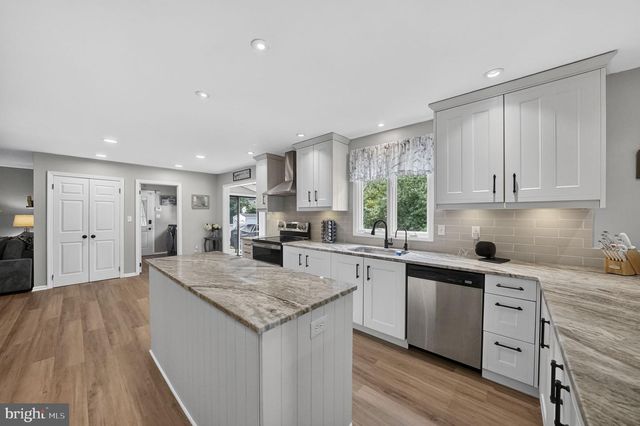 11 RIVERVIEW DR, Ewing, NJ 08628