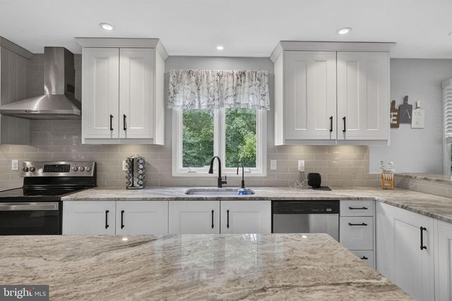 11 RIVERVIEW DR, Ewing, NJ 08628