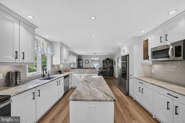 11 RIVERVIEW DR, Ewing, NJ 08628