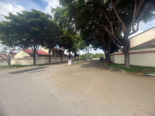 1004 San Remo Cir, Homestead, FL 33035