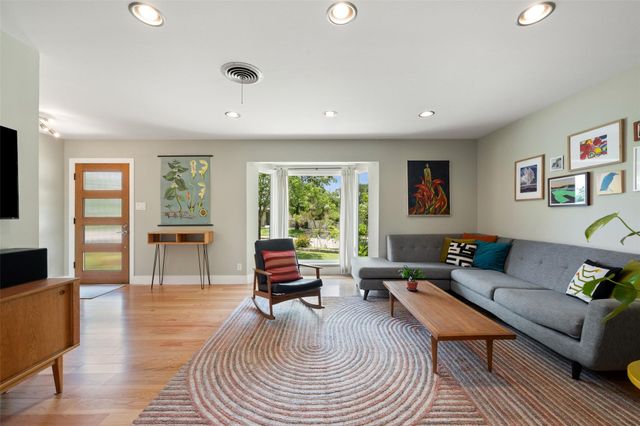102 E Crestland DR, Austin, TX 78752