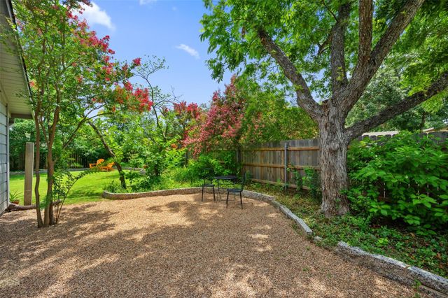 102 E Crestland DR, Austin, TX 78752