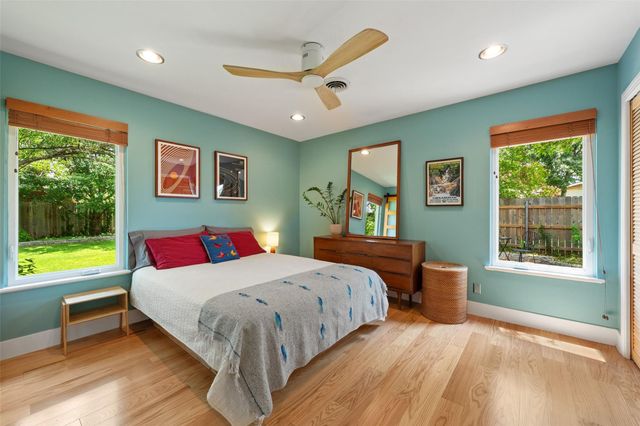 102 E Crestland DR, Austin, TX 78752