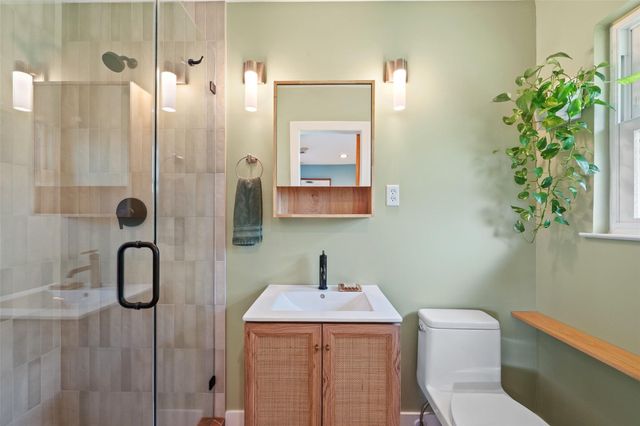 102 E Crestland DR, Austin, TX 78752