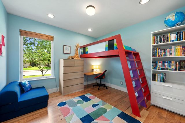 102 E Crestland DR, Austin, TX 78752
