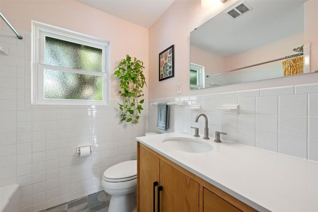 102 E Crestland DR, Austin, TX 78752