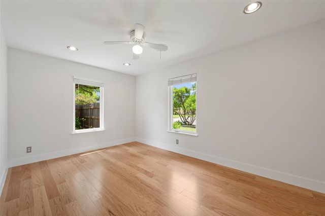 102 E Crestland DR, Austin, TX 78752