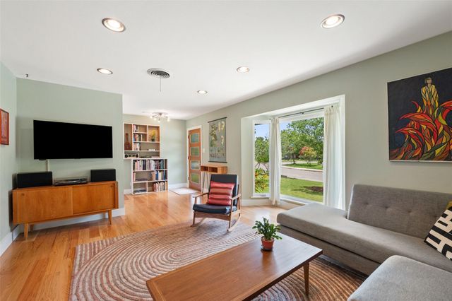 102 E Crestland DR, Austin, TX 78752