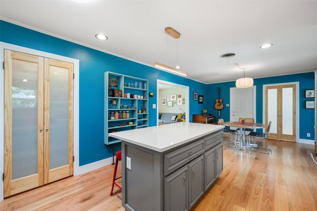 102 E Crestland DR, Austin, TX 78752