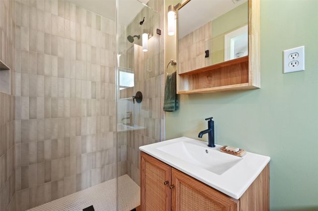 102 E Crestland DR, Austin, TX 78752
