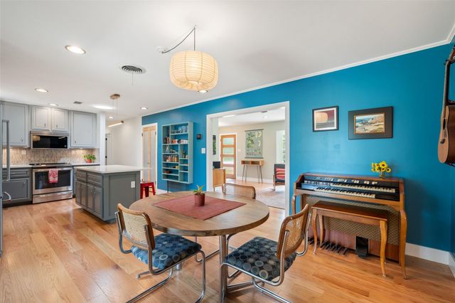 102 E Crestland DR, Austin, TX 78752