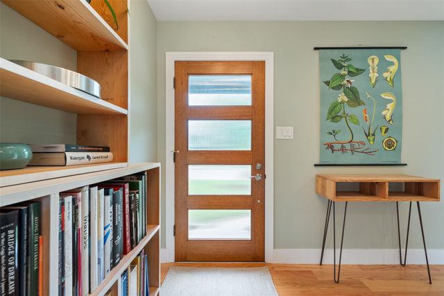 102 E Crestland DR, Austin, TX 78752