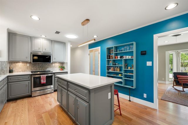 102 E Crestland DR, Austin, TX 78752