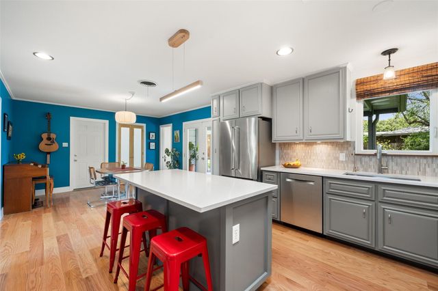 102 E Crestland DR, Austin, TX 78752