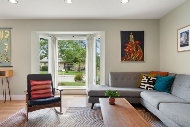 102 E Crestland DR, Austin, TX 78752