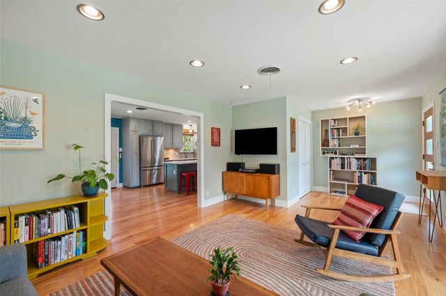 102 E Crestland DR, Austin, TX 78752