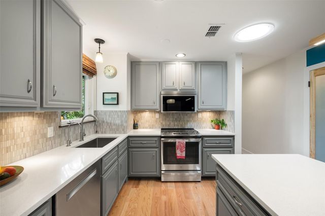 102 E Crestland DR, Austin, TX 78752
