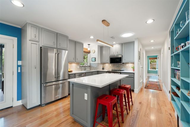 102 E Crestland DR, Austin, TX 78752