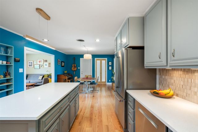 102 E Crestland DR, Austin, TX 78752