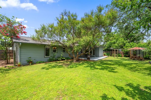 102 E Crestland DR, Austin, TX 78752
