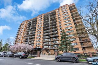 60 Parkway Dr East 8E, East Orange, NJ 07017