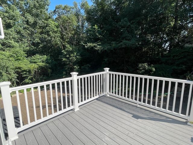 1 Old Fall River Rd, Dartmouth, MA 02747