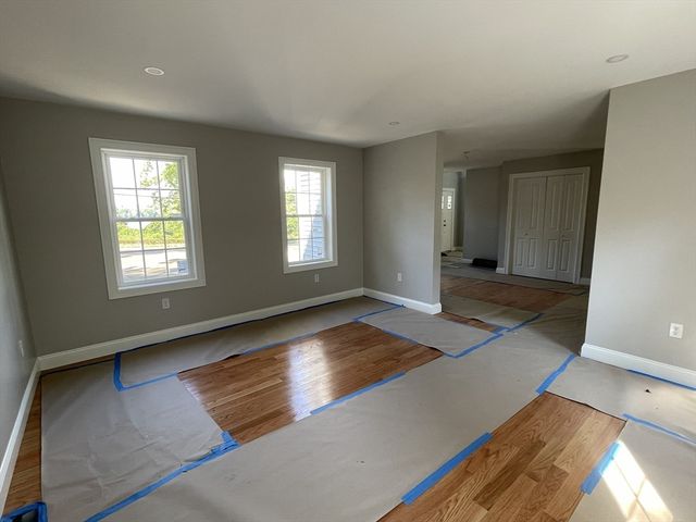 1 Old Fall River Rd, Dartmouth, MA 02747